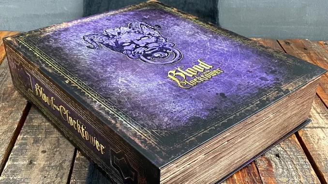 Altes, dickes Buch mit violettem Einband und goldener Schrift auf einem Holztisch