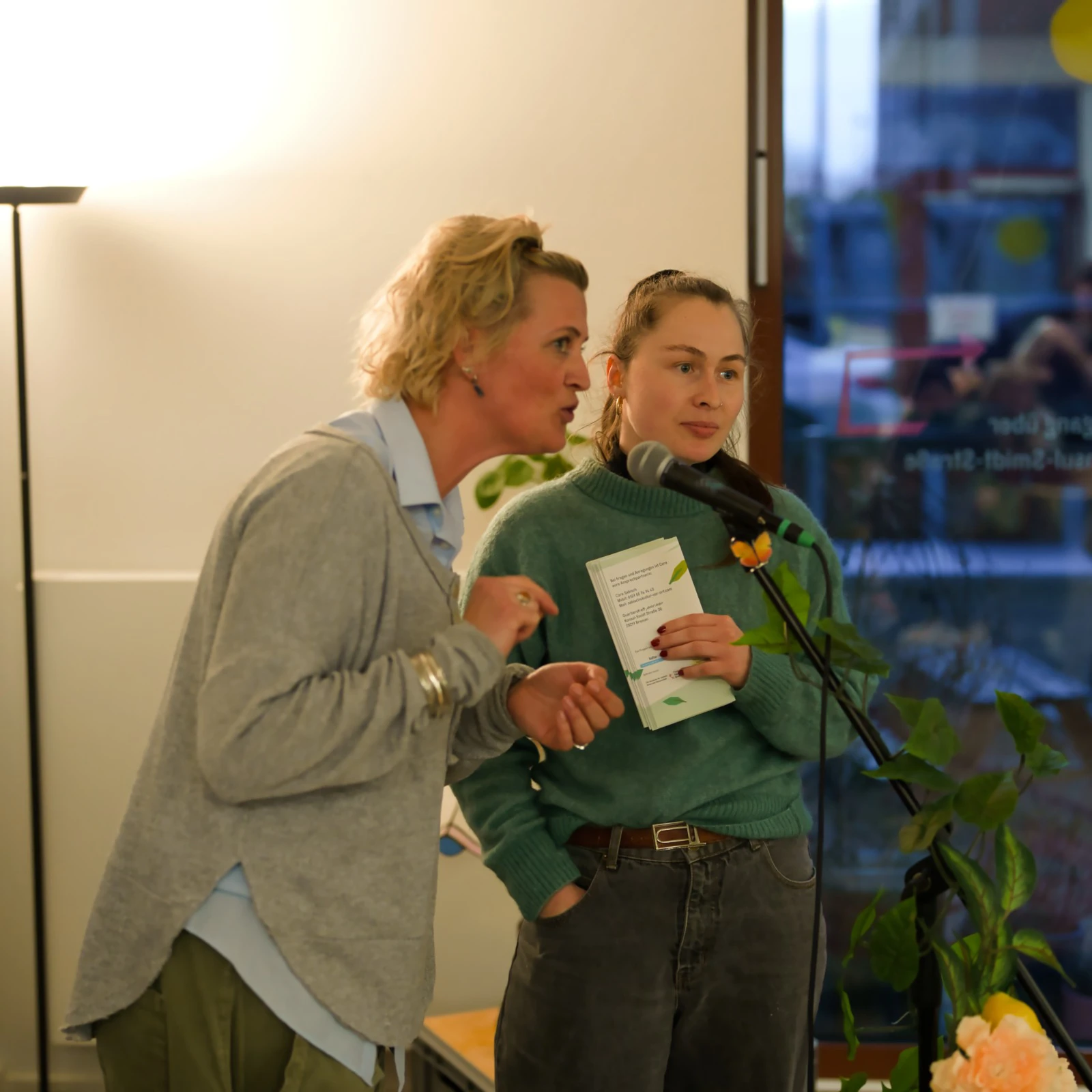 Svenja Weber und Cora Sabisch stehen vor einem Mikrofonständer