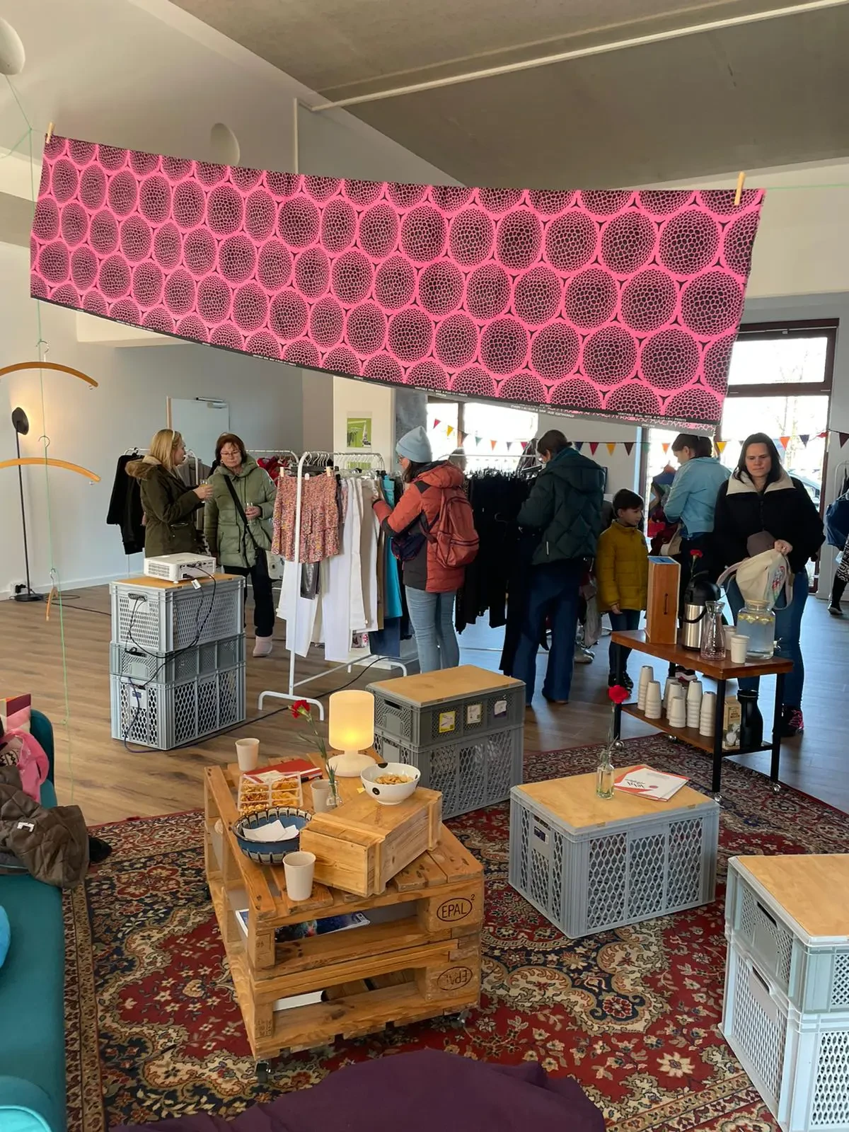 Der Kleidertausch Pop Up Store stößt weiterhin  auf reges Interesse bei Nachbarn, die im Jetzt Hier stöbern und neue Lieblingskleidung finden